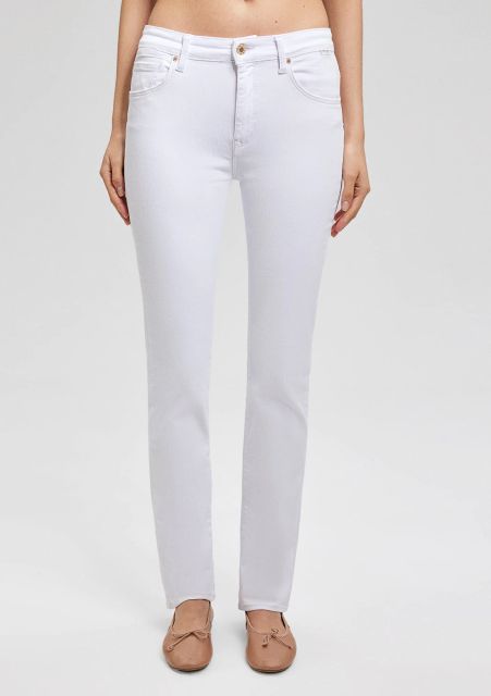 Front am Modell: Mavi straight leg Damenjeans white gold premium KENDRA 10746 86459