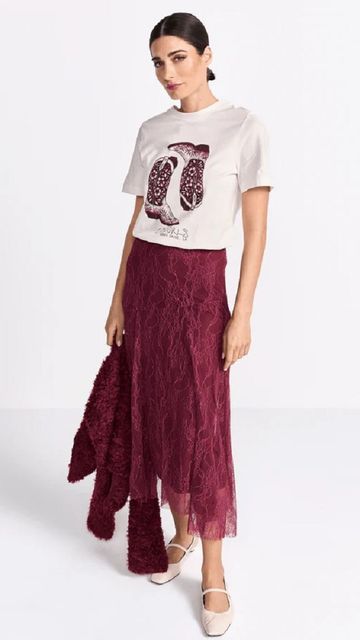 Modellbild: Rich&Royal 2506-650 Lace Midi Skirt 599 ruby glow